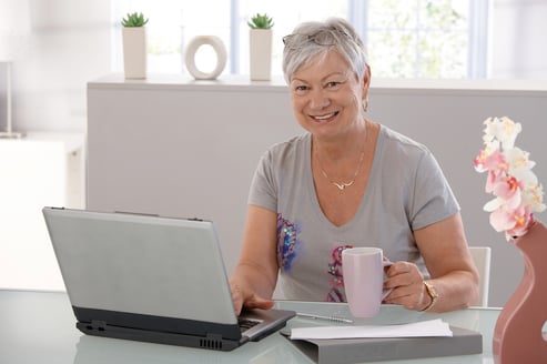 Смс общение с женщиной старше 50. Женщина 50 лет за компьютером. Взрослая женщина с ноутбуком. Пожилая женщина. Женщина в возрасте за ноутбуком.
